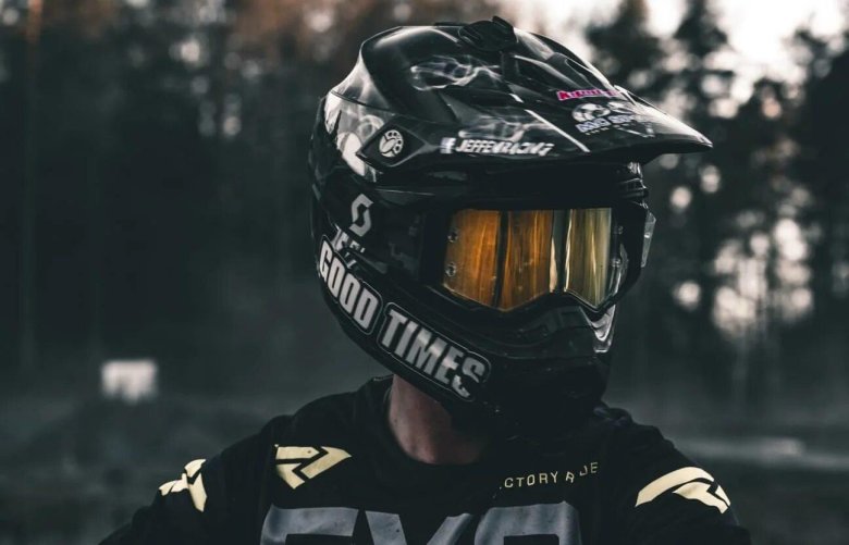 Мотоциклист в шлеме