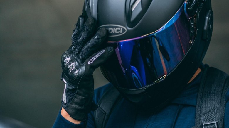 Человек в шлеме мотоциклиста