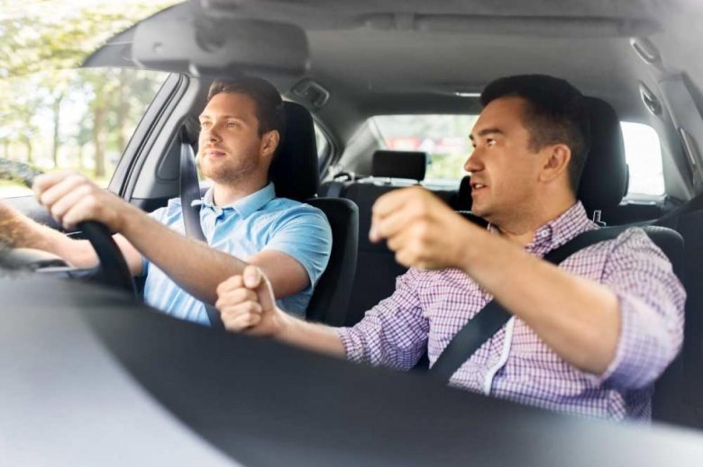 Инструктор автошколы