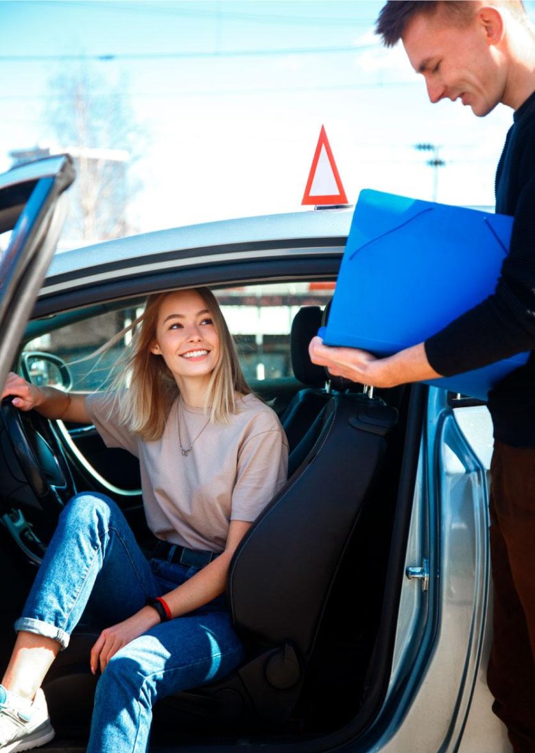 Девушка инструктор по вождению