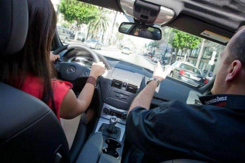 Девушка за рулем автошкола