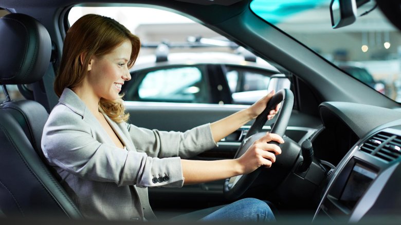 Женщина водитель автошкола