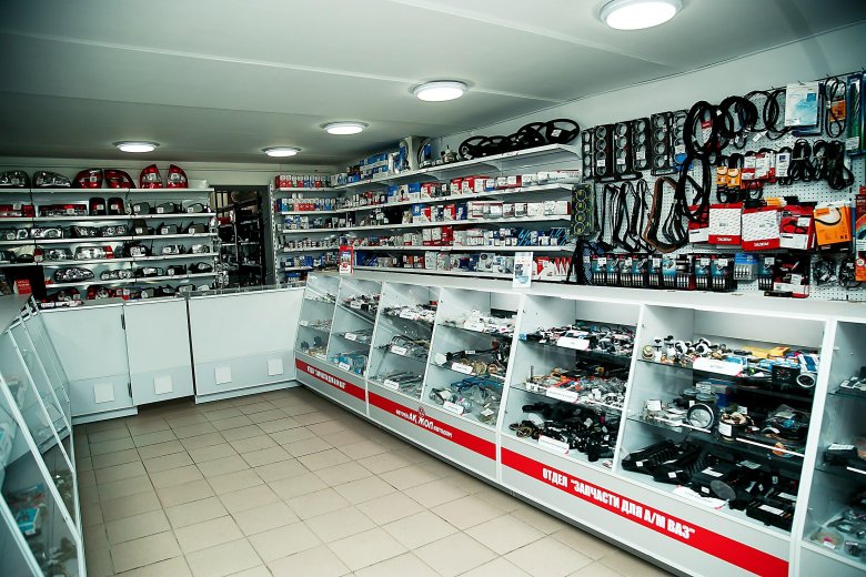 Интерьер магазина автозапчастей