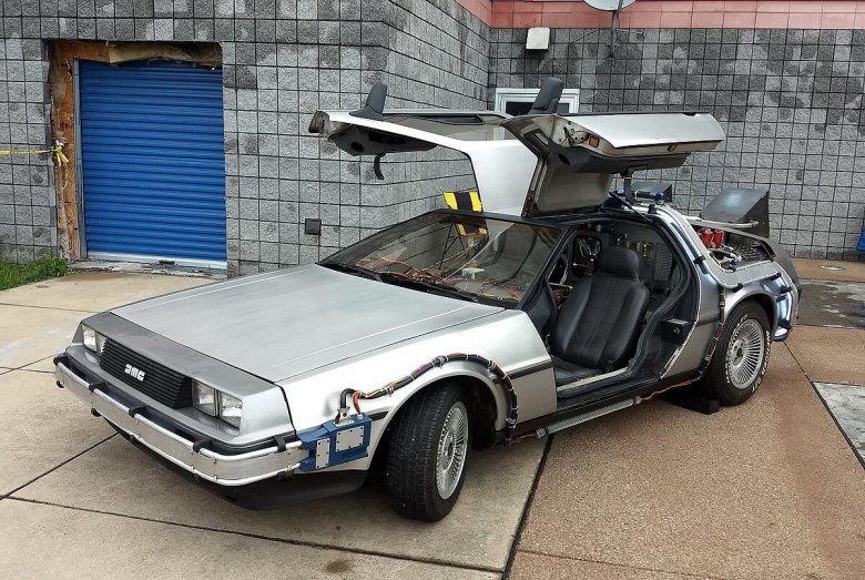 DELOREAN DMC-12