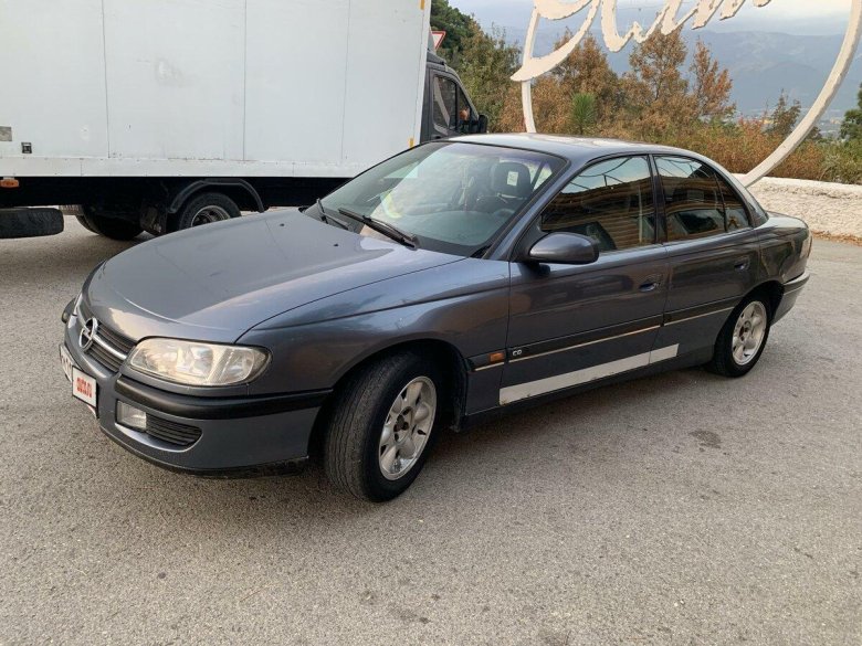 Серый Opel Omega b