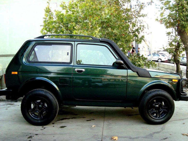 Нива 21214 темно зеленая