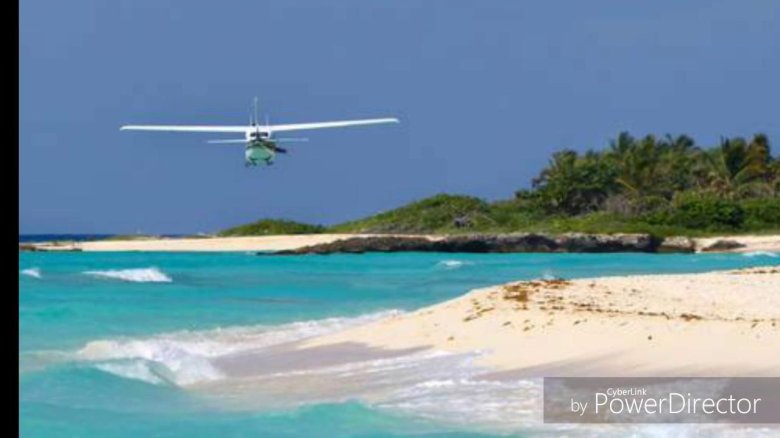 Самолет над пляжем фото