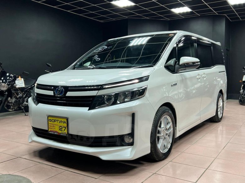 Тойота Вокси гибрид