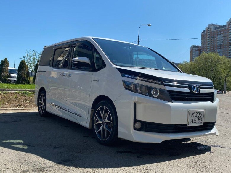 Тойота ноах и вокси 2018