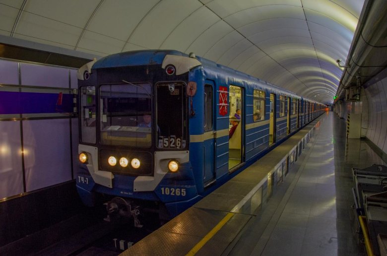 Поезда метро спб