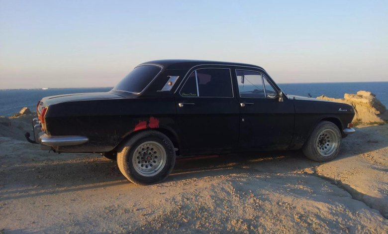 Чёрная тонированная Волга ГАЗ-24