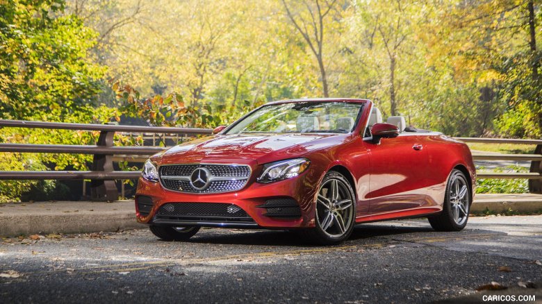 Красный Мерседес седан