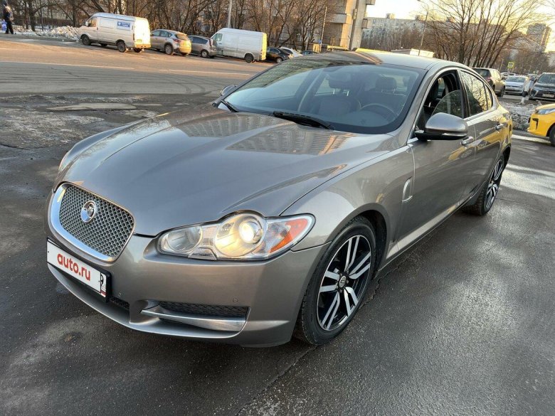 Ягуар седан серый