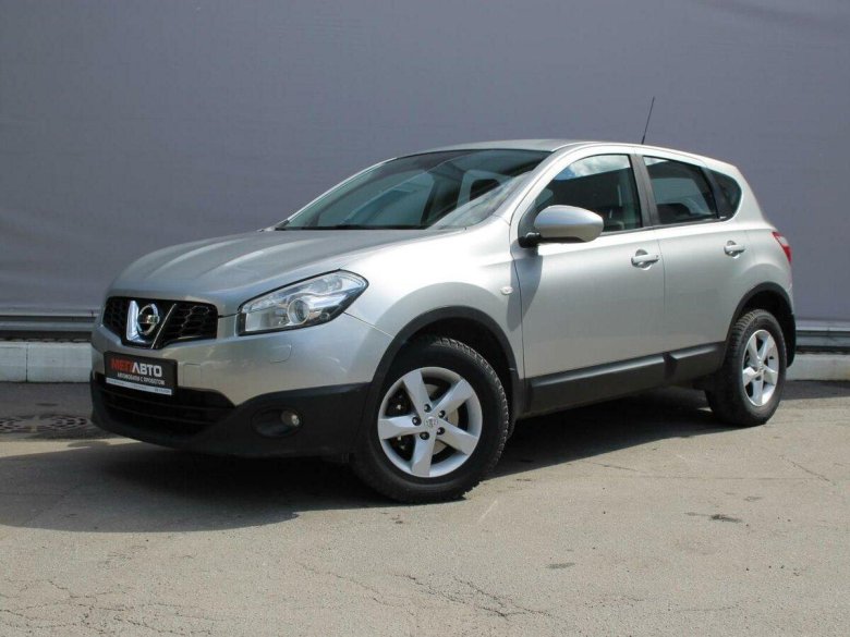 Ниссан Кашкай серебристого цвета