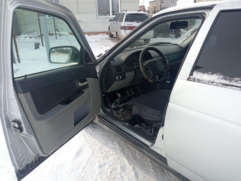 Белая лада приора