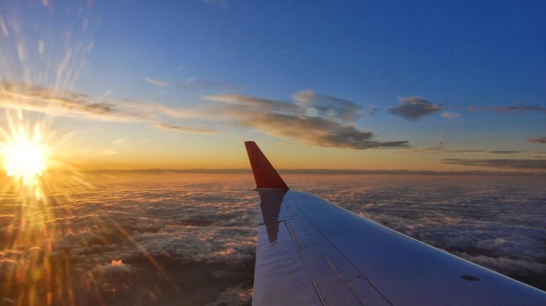 Самолет на закате