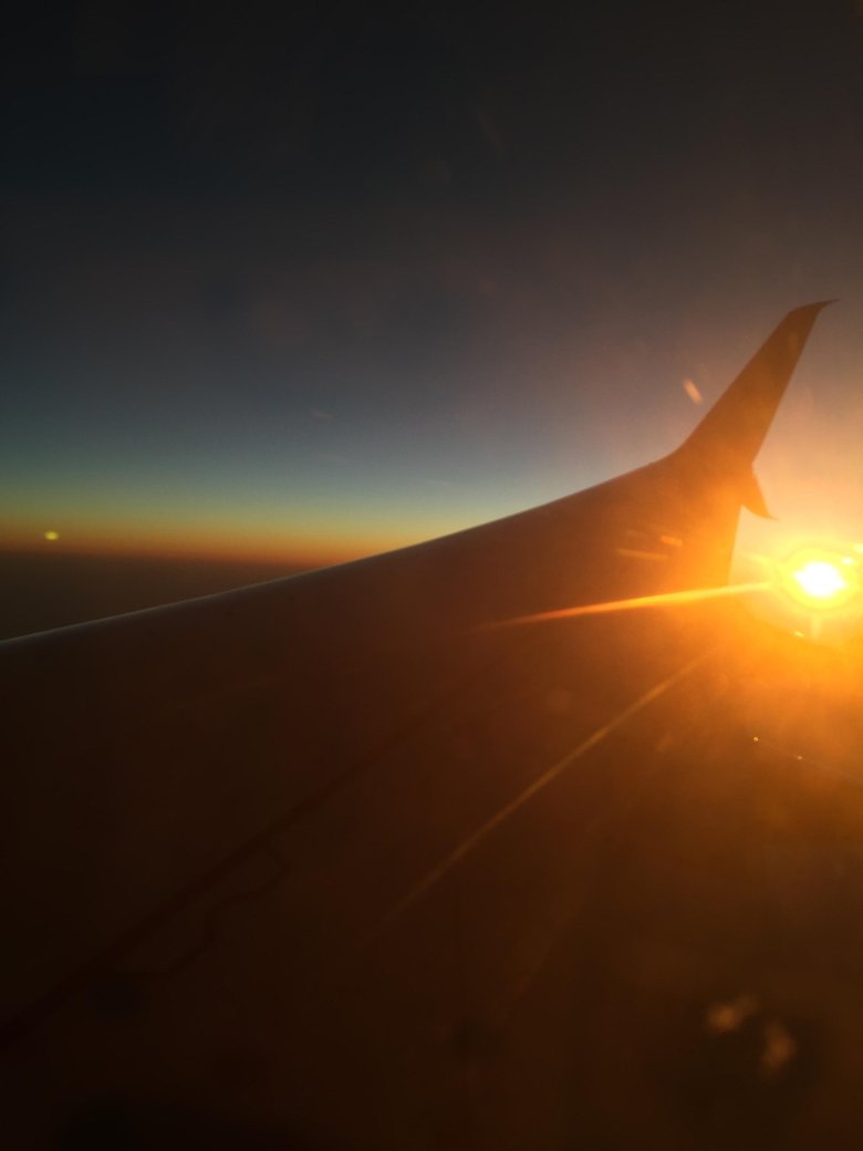 Самолет и солнце