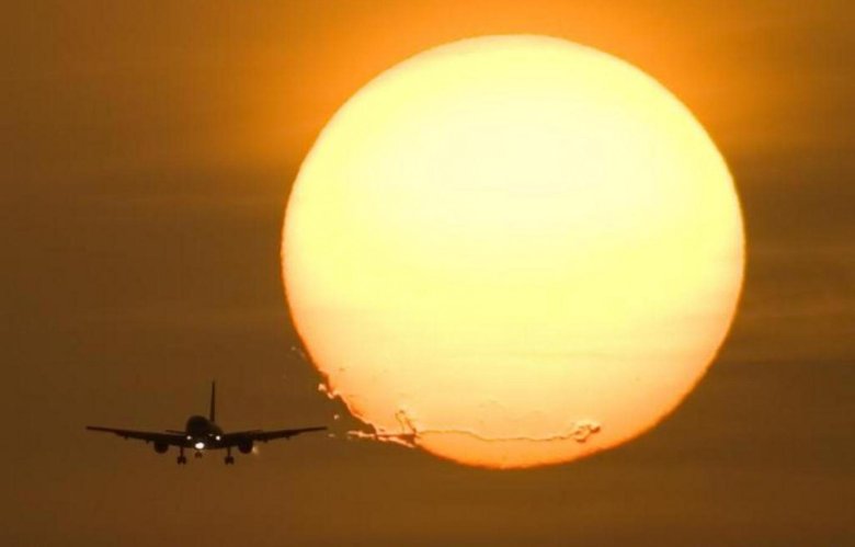 Самолет и солнце