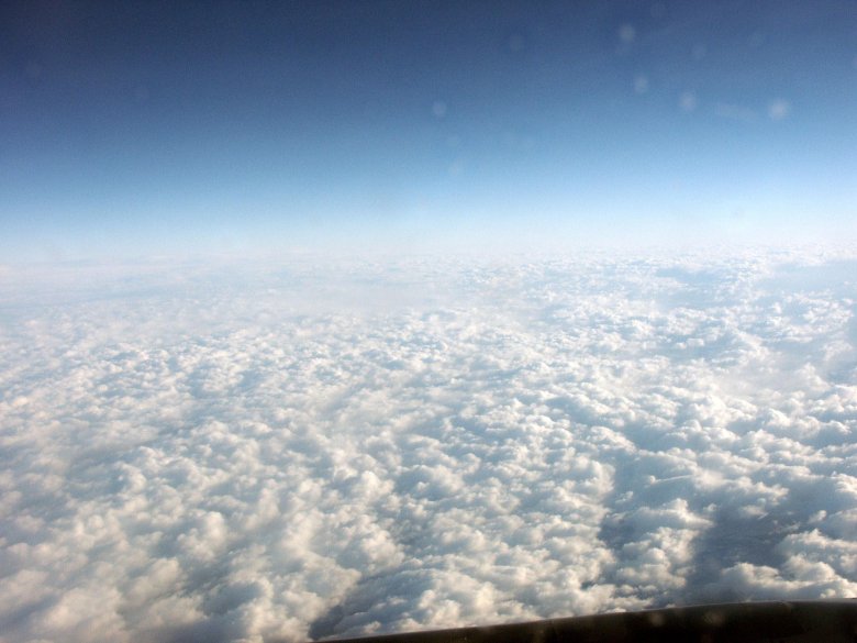 Вид с самолета на облака