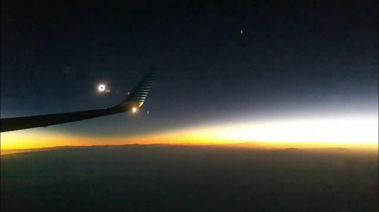 Солнечное затмение с борта самолета