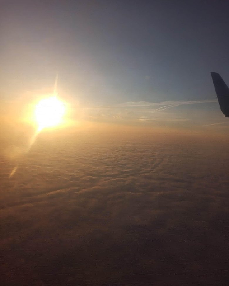 Самолет и солнце