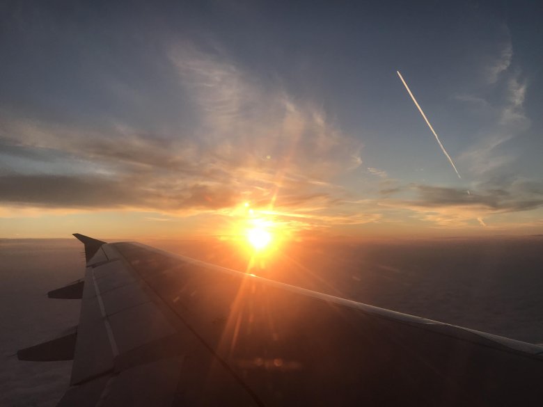 Самолет и солнце