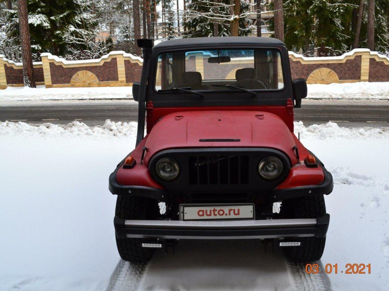 Красный внедорожник