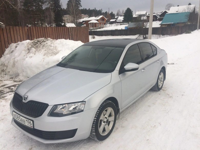 Шкода Октавиа а 7 снребристая с черной крышей