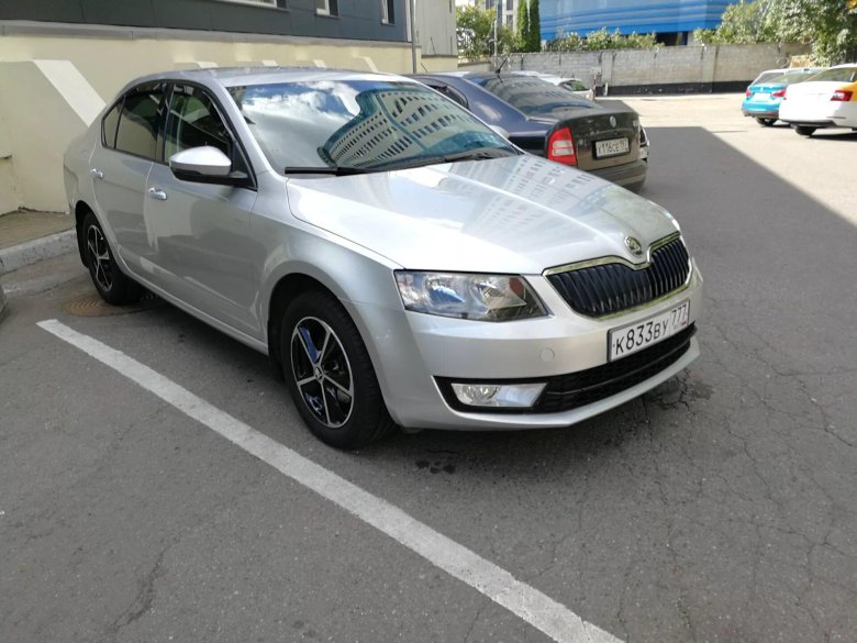 Шкода Октавия серебристая
