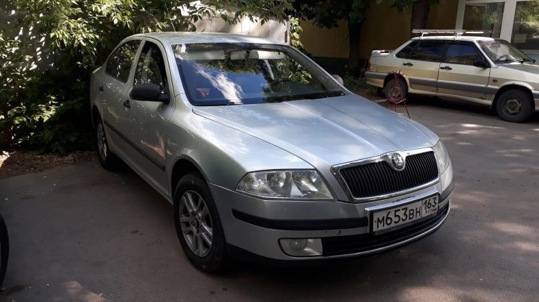 Шкода Октавия серебристая