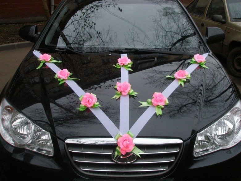 Украшение свадебной машины лентами