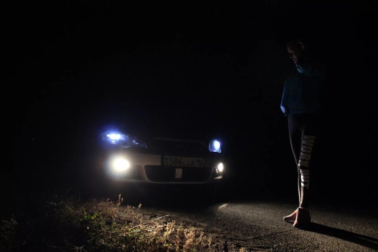 Девочка на дороге ночью