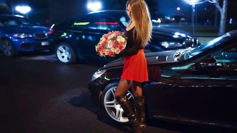 Девушка около машины