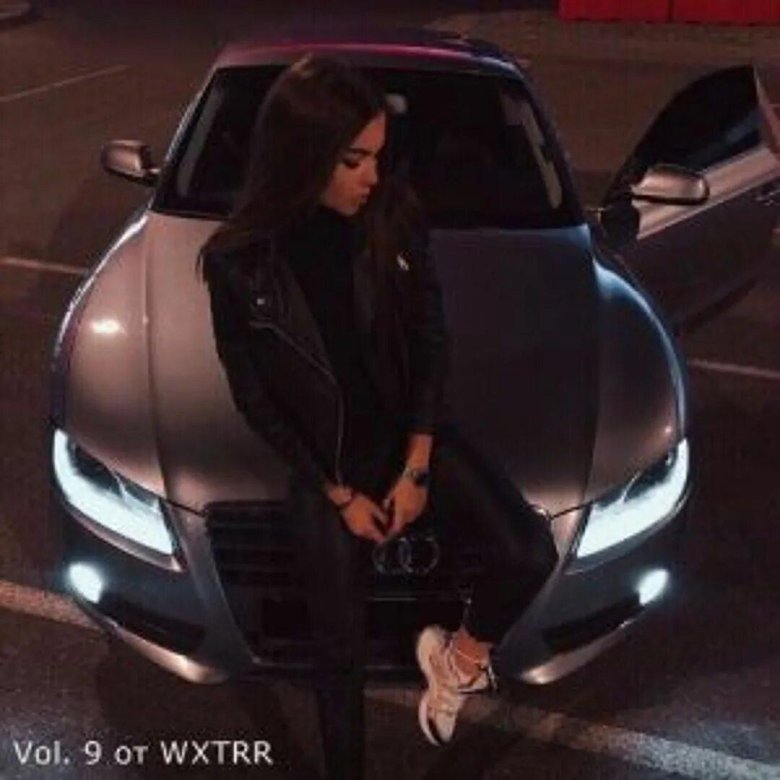 Девушка около машины