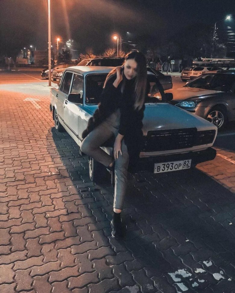 Девушка около машины