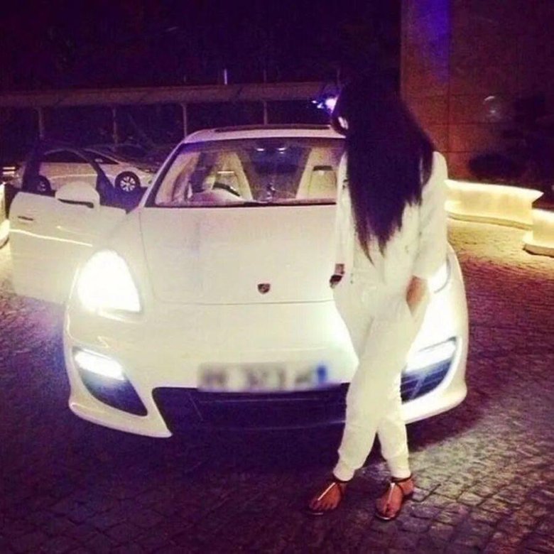 Девушка около машины