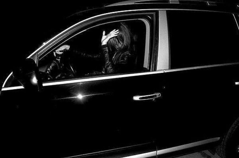 Девушка с машиной в темноте