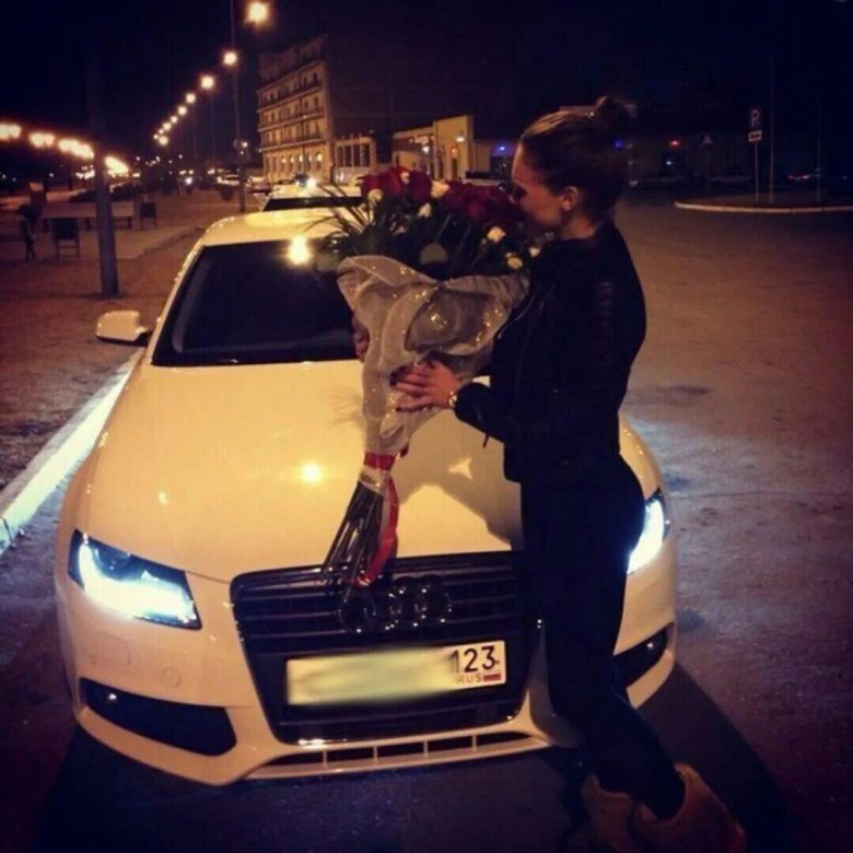 Девушка с цветами возле машины
