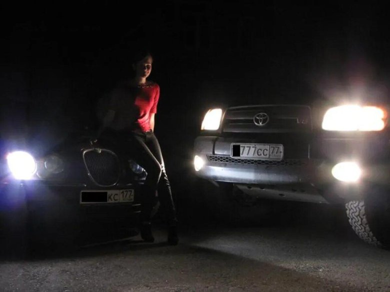 Парень возле машины ночью