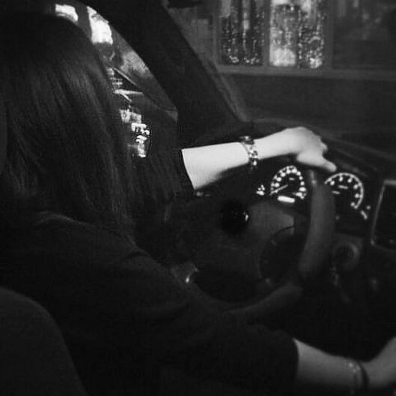 Девушка за рулем без лица