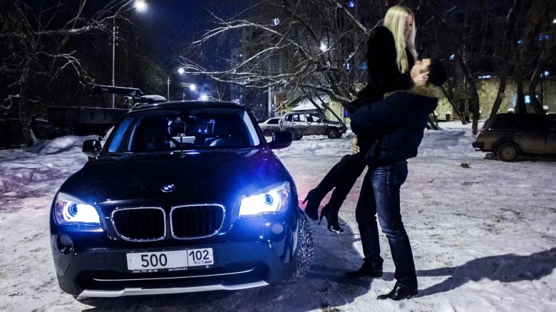 Ночью возле машины