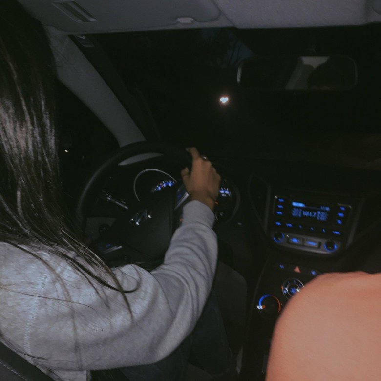 Девушка в машине без лица