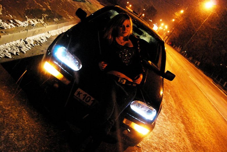 Голая ночью возле авто