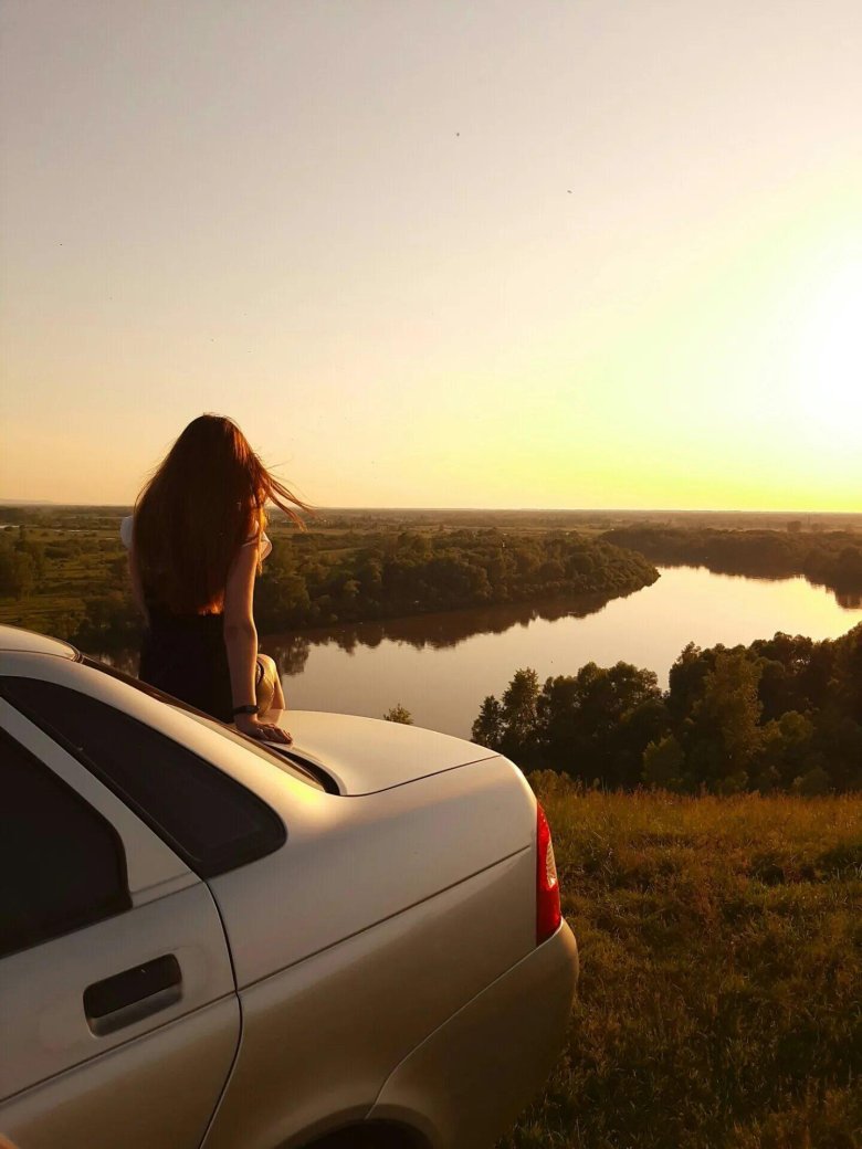 Девушка около машины