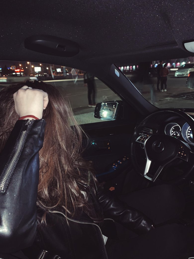 Девушка в машине за рулем без лица