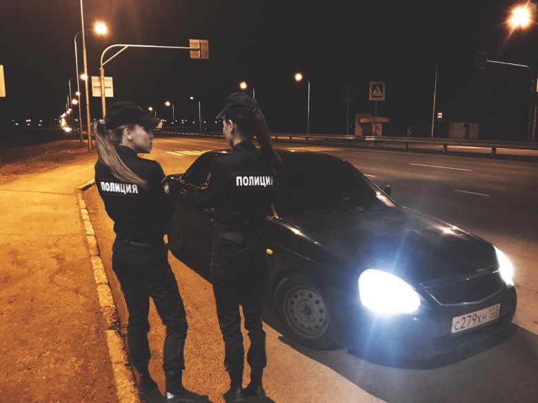 Менты возле машины