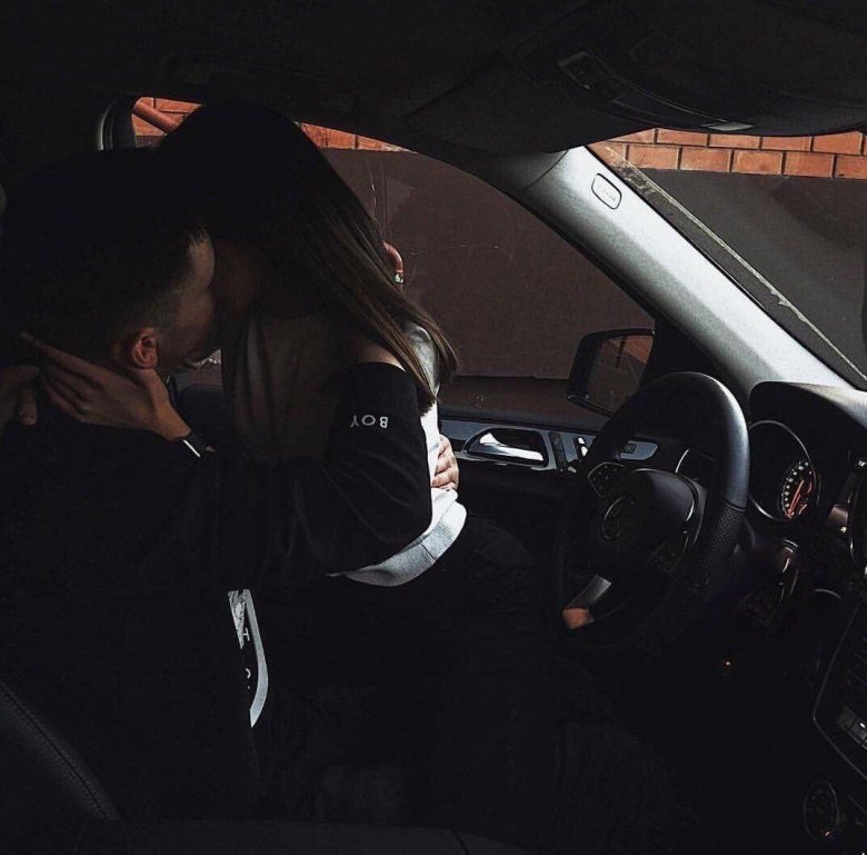 Парень с девушкой в машине