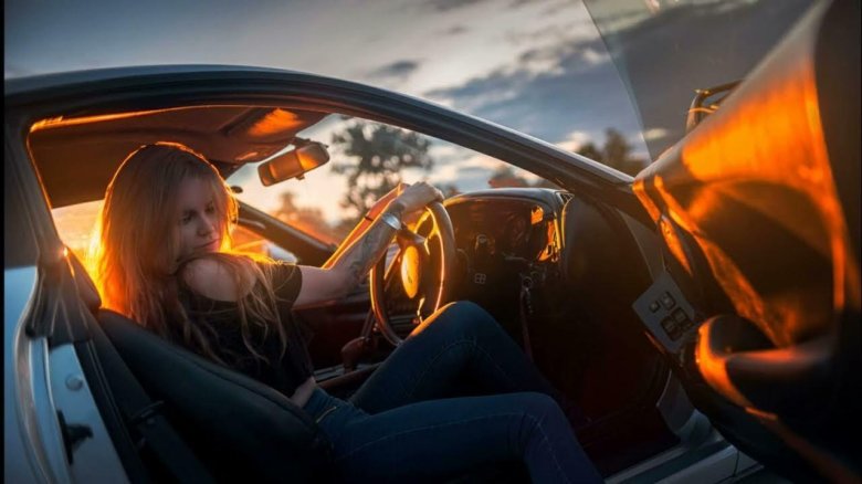 Девушка в машине