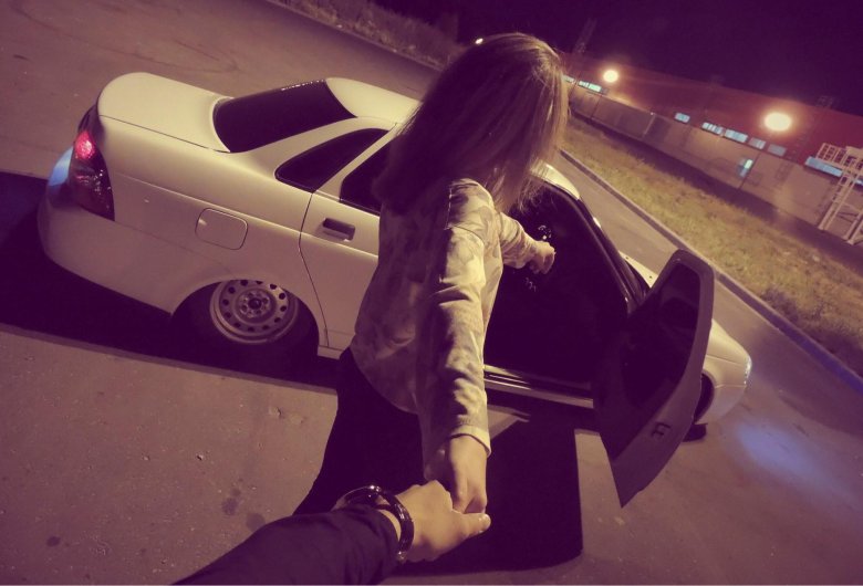 Девушка около машины