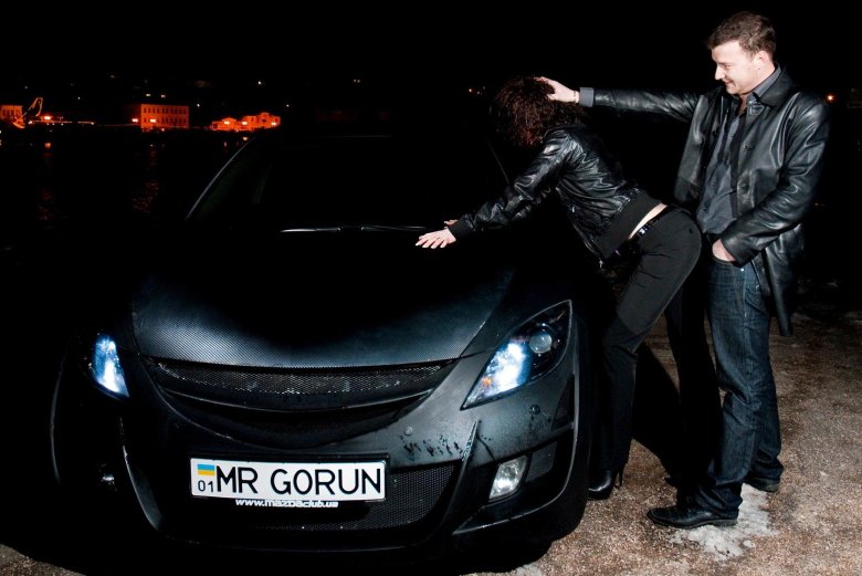 Пацан возле машины